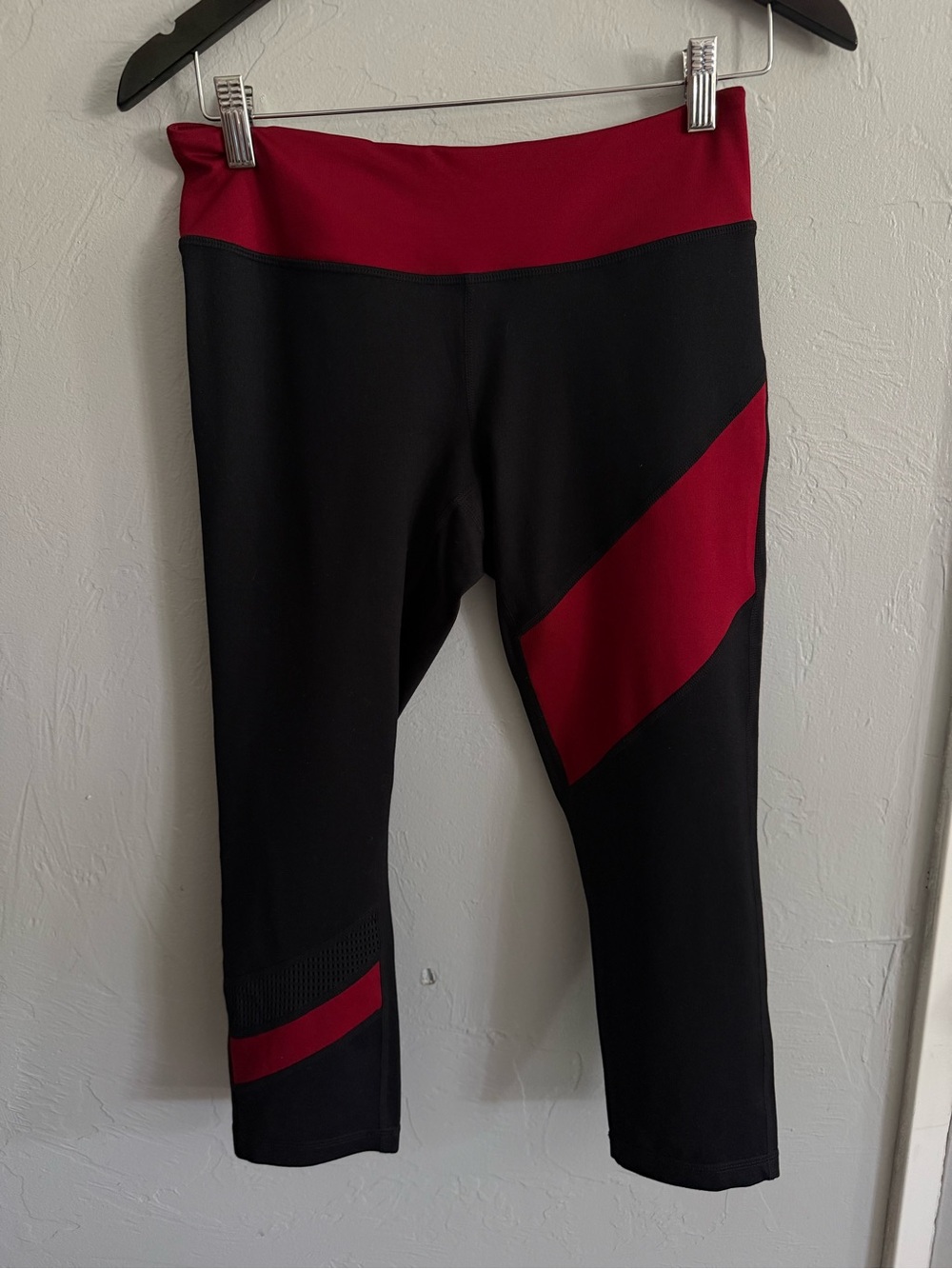 Z By Zella Cropped Leggings Medium Black Red Colorblock Athletic Workout Pants